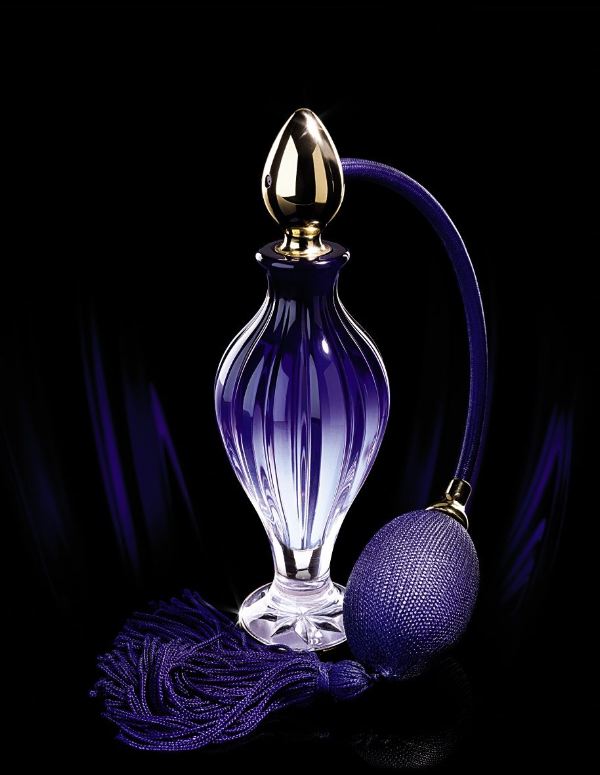 flacon bleu avec poire fond noir flacon bleu avec poire fond noir